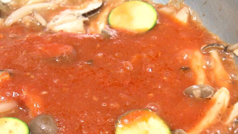 トマトソースと野菜を合わせる調理工程