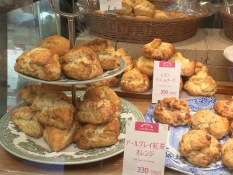 ショーケースの中のスコーン