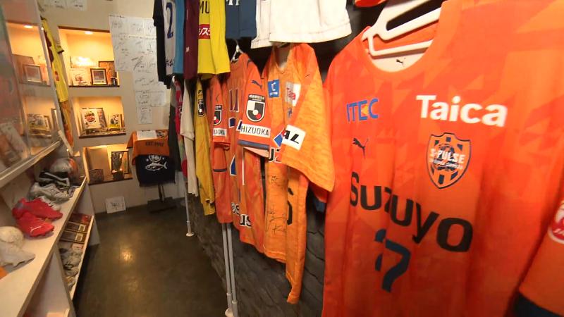 店内に貼られたエスパルスのユニホーム