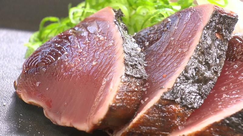 切ったカツオのわら焼き