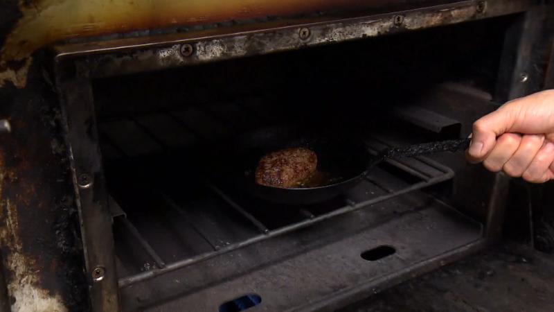 ハンバーグをオーブンに入れる調理工程