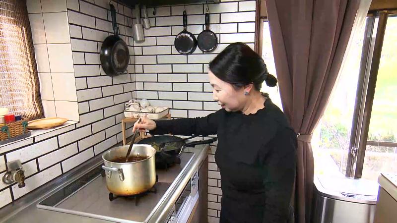 カレーを煮込む店主