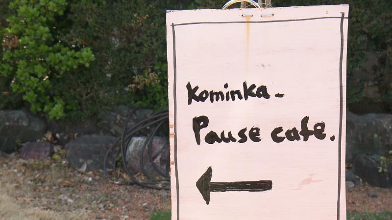 ポーズカフェの手描き看板