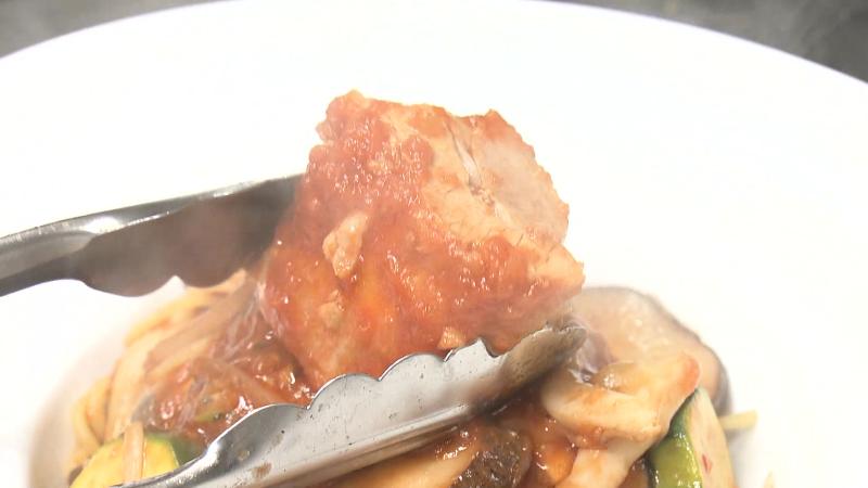 パスタに三島スターポークの塊肉をのせる