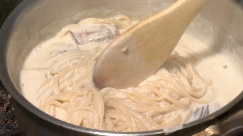 カルボナーラをソースとあえる調理工程