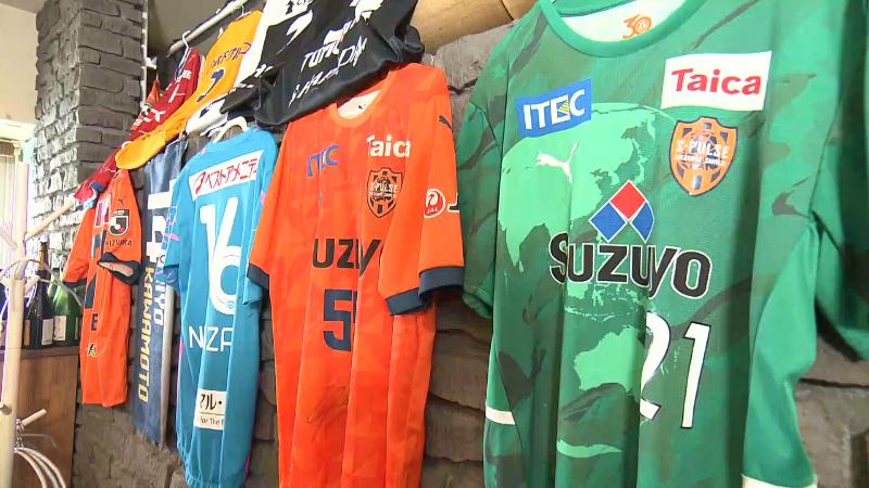 店内に貼られた清水エスパルスのユニホーム