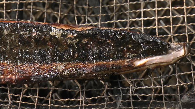 わら焼き　網の上で焼き上がったカツオ