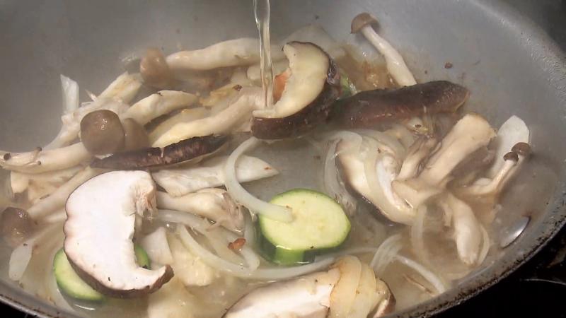 ソースを作る調理工程、フライパンで炒められる野菜