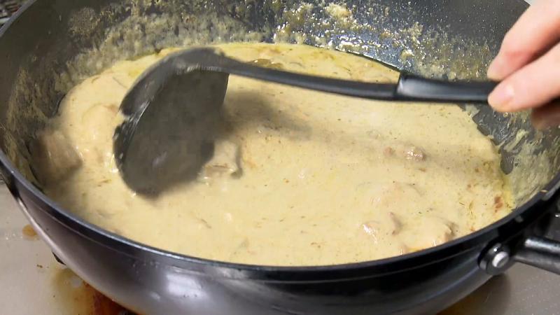 鍋で煮込まれたグリーンカレー