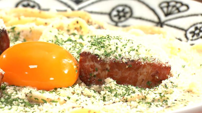 カルボナーラの黄身と厚切りベーコン