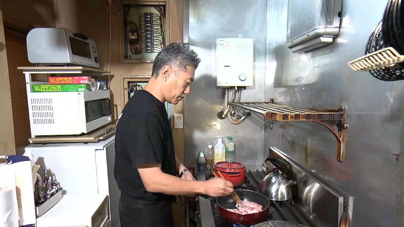 炒め方がおいしさのポイント　店主の調理風景