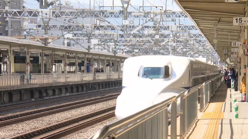 ホームに到着した新幹線