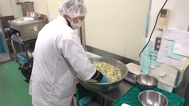 餃子の材料を混ぜ合わせる