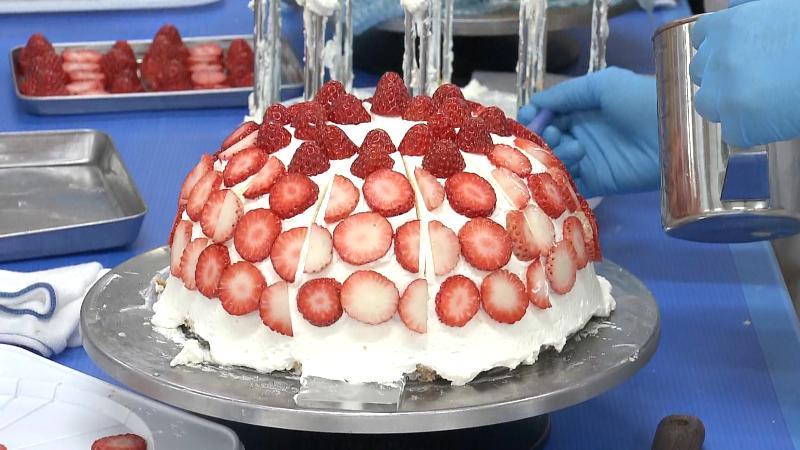 工場で作られていたイチゴのケーキ