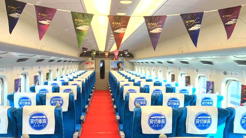 貸し切った新幹線の車内の装飾