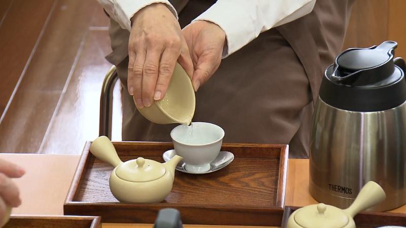 湯冷ましから茶わんにお茶を移す