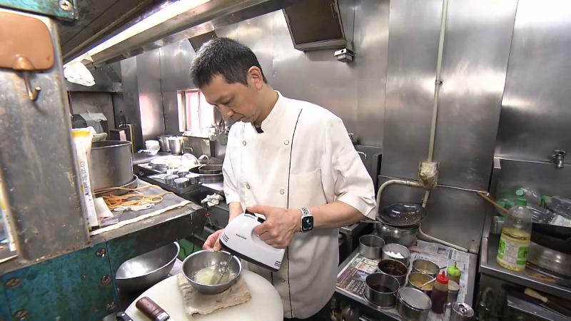 調理する水野さん