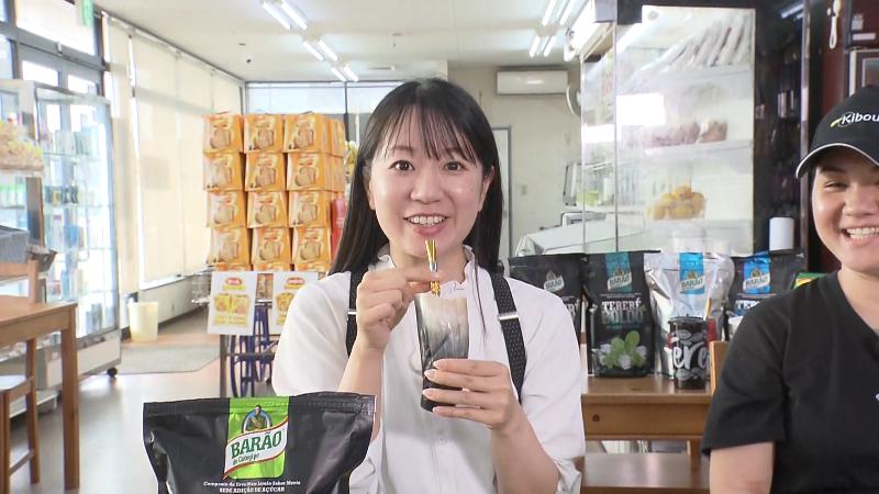 マテ茶を試飲する室伏アナウンサー