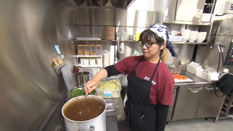 朝採れ野菜の汁の調理風景