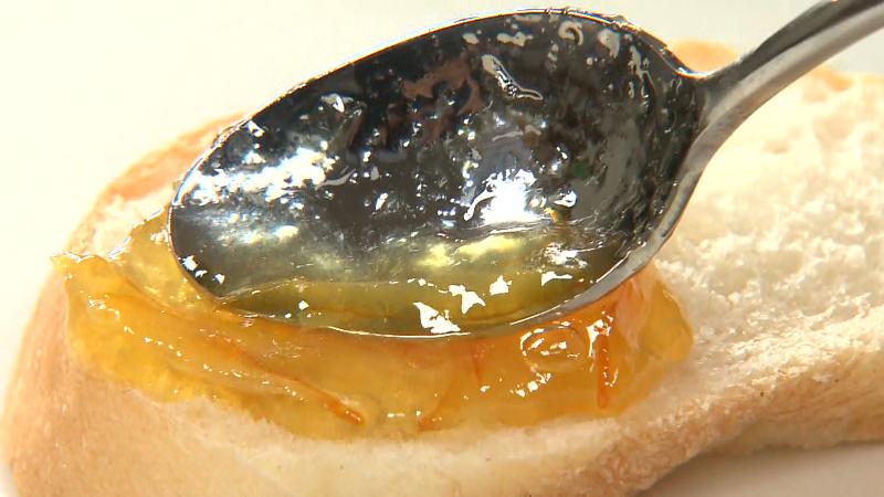 パンに塗ったオレンジマーマレード