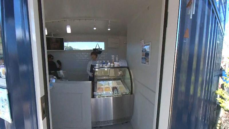 白い壁の店内へ　