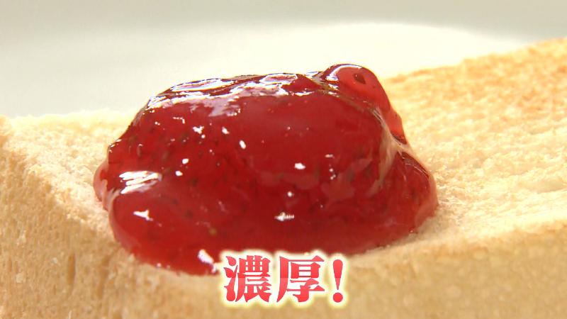 パンに塗った濃厚なイチゴジャム