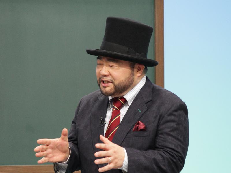 テレビ寺子屋で講演を行うお笑いコンビ髭男爵の山田ルイ53世さん