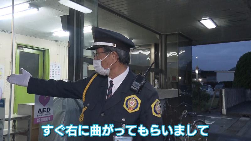 道案内をする警備員