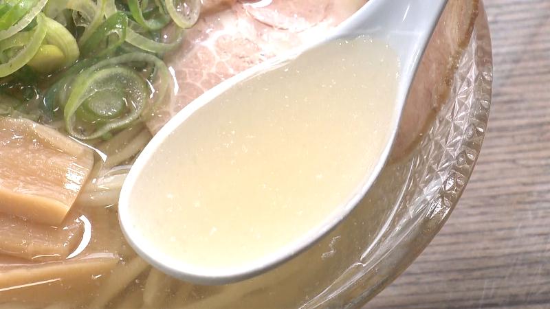 冷ラーメン白の透明なスープ
