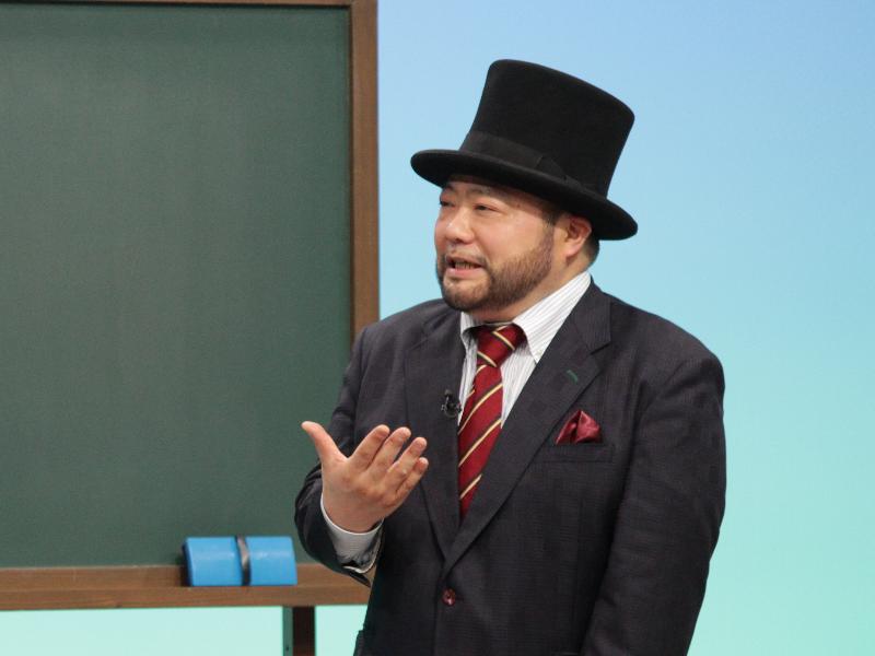 テレビ寺子屋で講演を行うお笑いコンビ髭男爵の山田ルイ53世さん