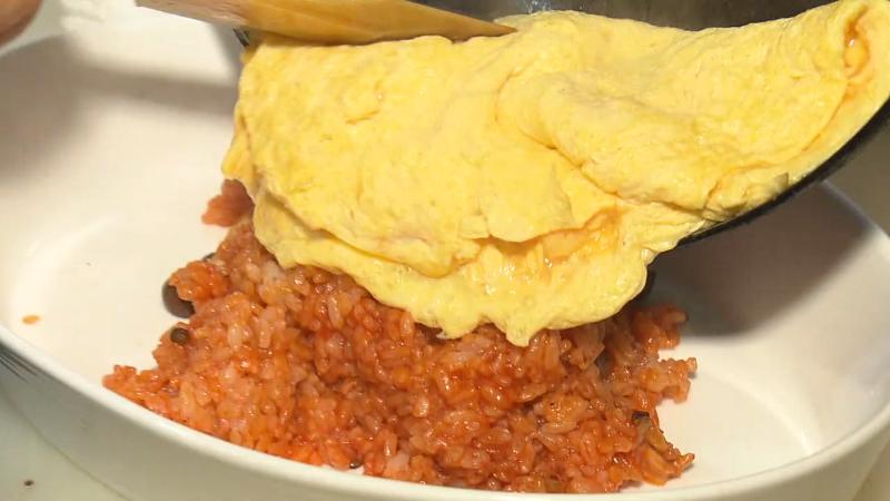 チキンライスに卵をかける　調理風景