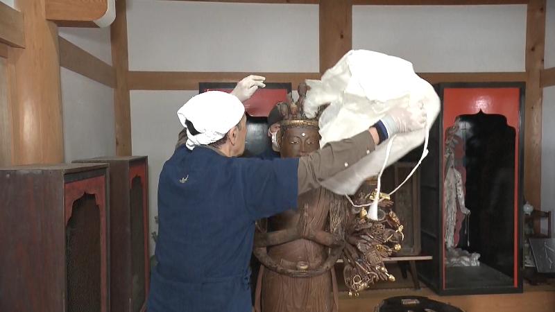 顔から白布が外される千手観音