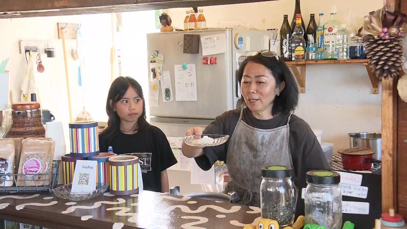 カフェで試食用の塩を見せる石川さん