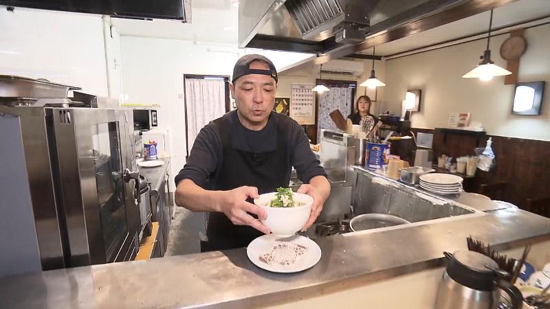 特製そばを提供する村上さん