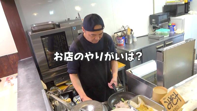 調理する村上さん