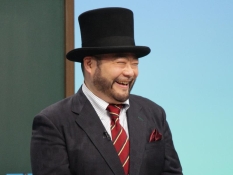 テレビ寺子屋で講演を行うお笑いコンビ髭男爵の山田ルイ53世さん