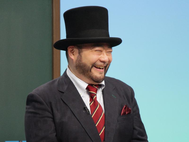 テレビ寺子屋で講演を行うお笑いコンビ髭男爵の山田ルイ53世さん