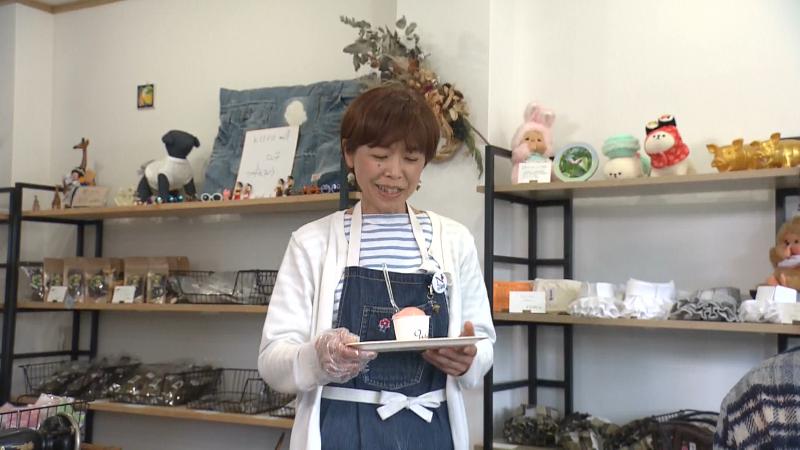 トマトのジェラートを運んでくる西谷さん