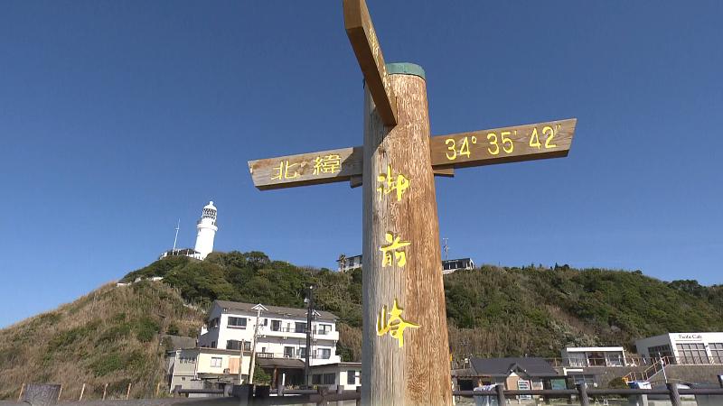 御前崎の標識　背景には白亜の灯台