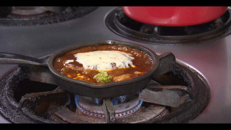 煮込みハンバーグの調理風景
