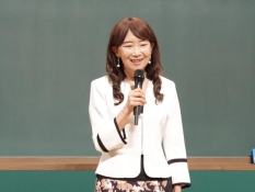 テレビ寺子屋で講演するアグネス・チャンさん