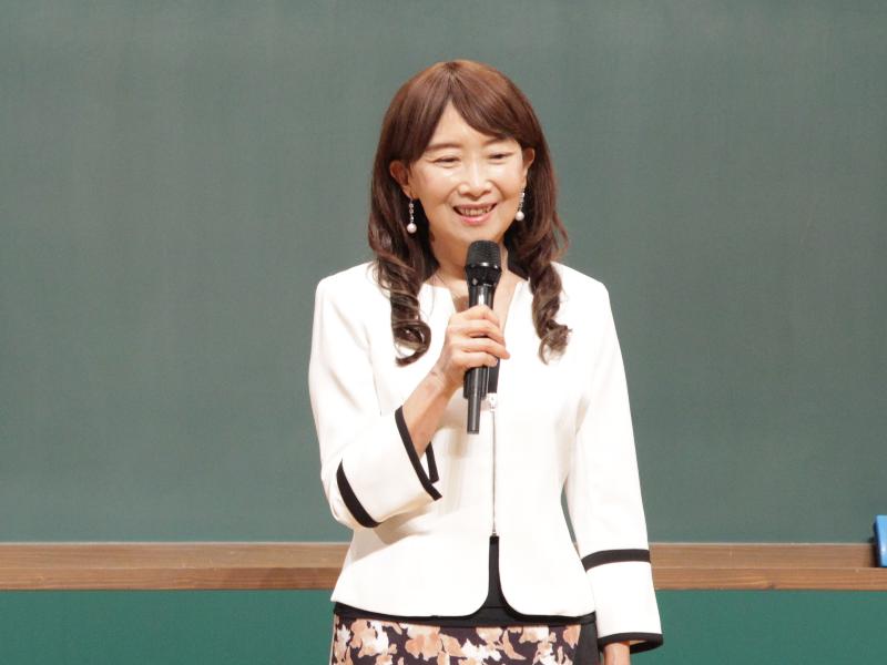 テレビ寺子屋で講演するアグネス・チャンさん