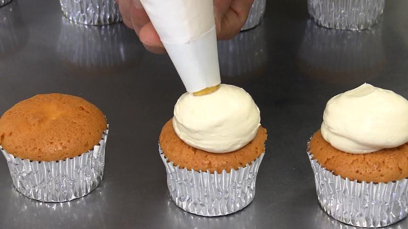 バタークリームを絞る
