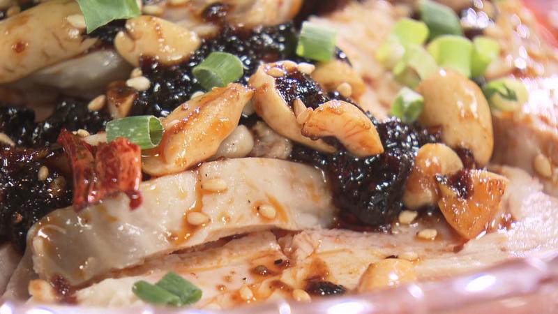 四川よだれ鶏(1078円)のナッツ