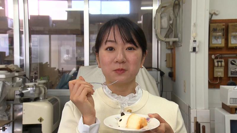 パンダちゃんを試食する室伏アナ