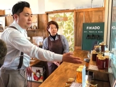 ジャムを見るにむらあつとリポーターと堂迫さん
