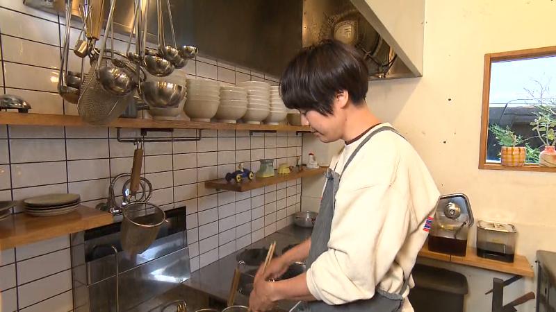 調理する店主・高梨さん