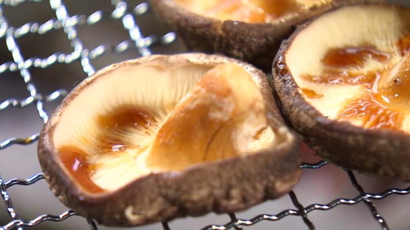 炭火で焼いた原木のシイタケ(瀬戸谷産)