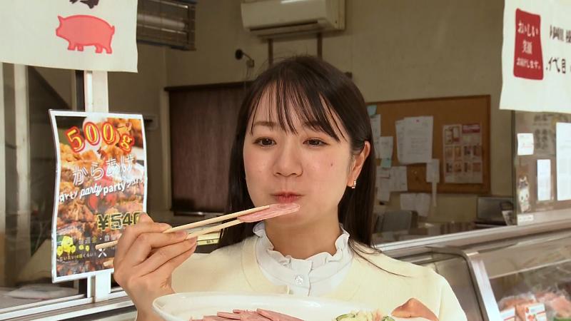 Bハムを試食する室伏アナ