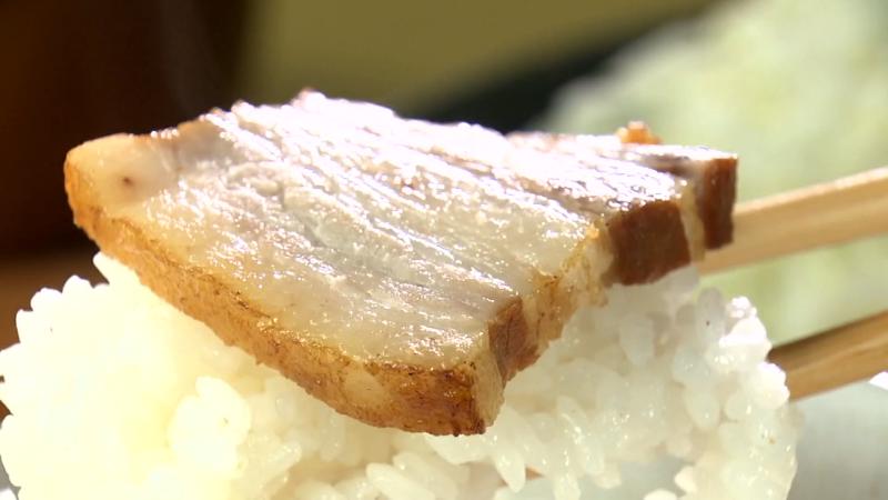 ご飯の上に自家製薫製ベーコンを乗せて